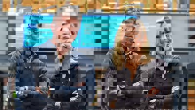 Juristen Liesbet en Stefan die aan de Politieacademie werken