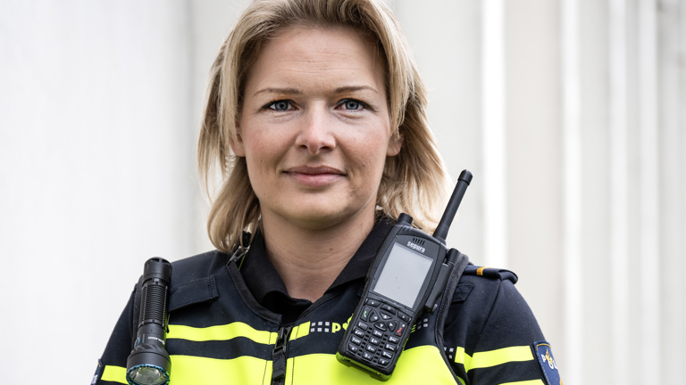 Student Rianne met haar politieuniform aan
