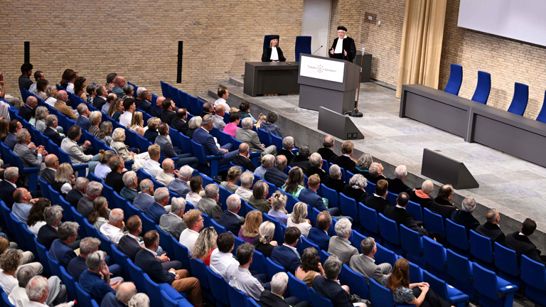 Een zaal vol mensen voor het afscheid van Pieter Tops