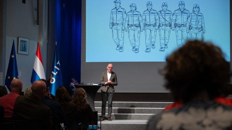 Leonard Kok houdt een toespraak n.a.v. de boekpresentatie 'Politieagent worden'