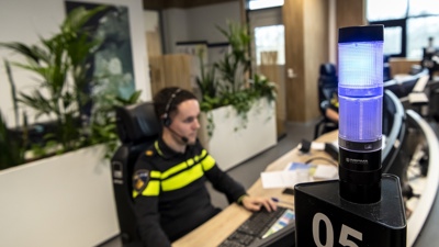 Een agent achter een bureau op het Operationeel Centrum