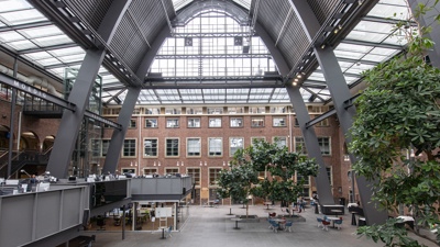 Het atrium van de Politieacademie in Apeldoorn.