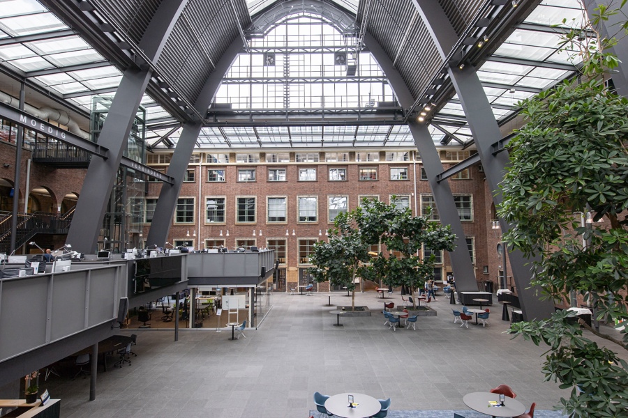 Het atrium op de begane grond van de Politieacademie concernlocatie Apeldoorn