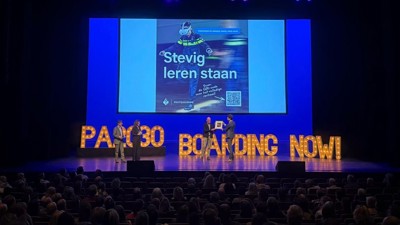 Een podium met vier mensen er op tijdens de Kennis- en onderwijsdag