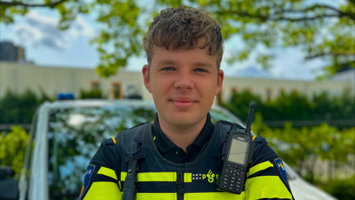 Student Wesley staat voor een politieauto