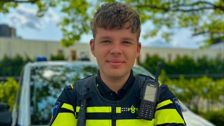 Student Wesley staat voor een politieauto