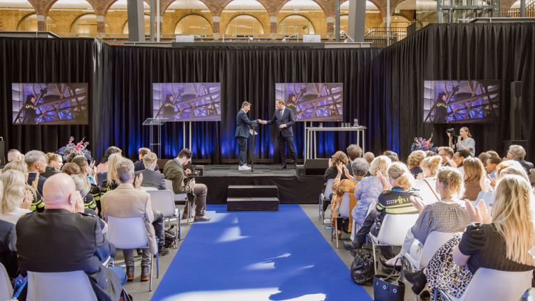 Minister Van Weel op het podium