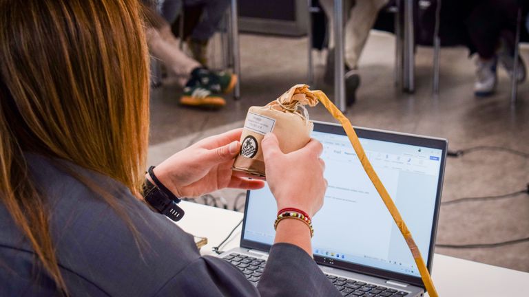 Studente houdt stuk vuurwerk vast tijdens een les