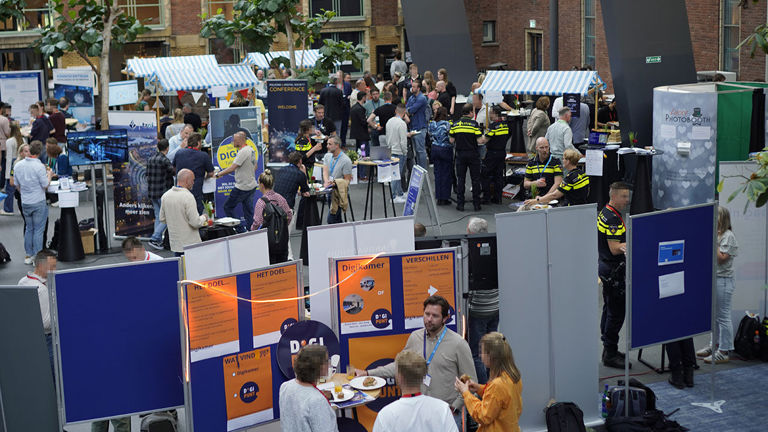 Digitale Transformatiemarkt in het atrium van de Politieacademie in Apeldoorn