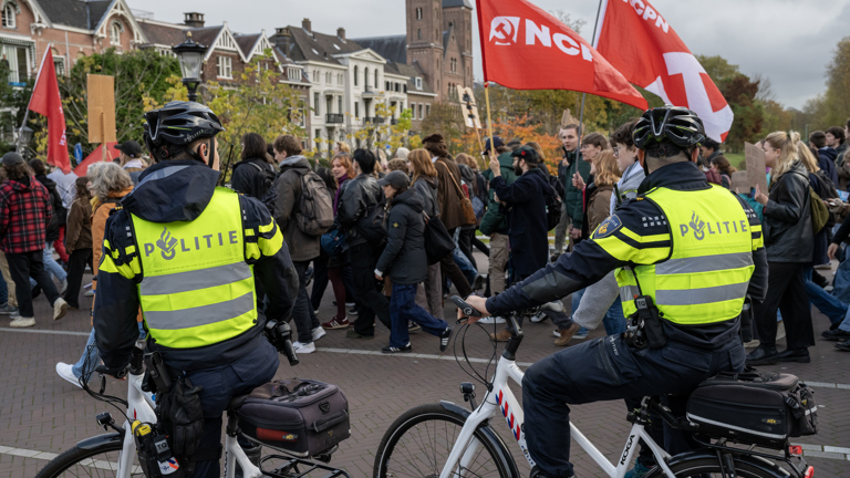 Een demonstratie in Utrecht waarbij de politie op de fiets erbij staat