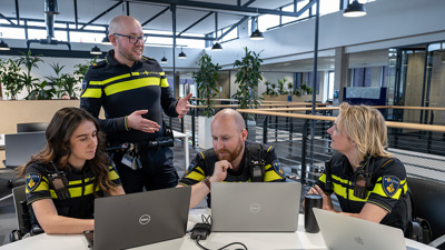 Politiedocent en studenten in gesprek op de Politieacademie in Eindhoven