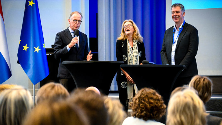 Wetenschappers praten op een podium op de Politieacademie