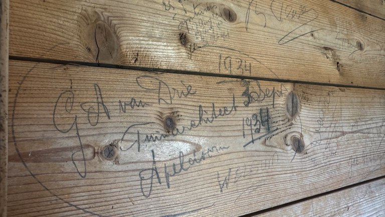 Mensen hebben teksten achtergelaten op de zolder van het gebouw.