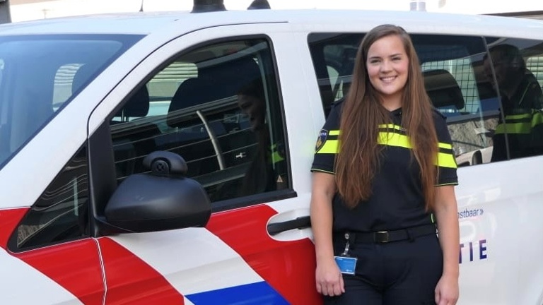 Student Annemie staat bij politieauto