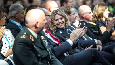 Korpschef Janny Knol zit in het publiek en lacht