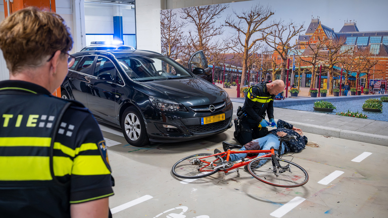 Politiestudenten oefenen bij een verkeersongeval in de nieuwe praktijkoefenomgeving in Amsterdam