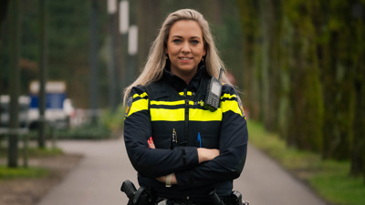 Student Jolien staat met armen over elkaar