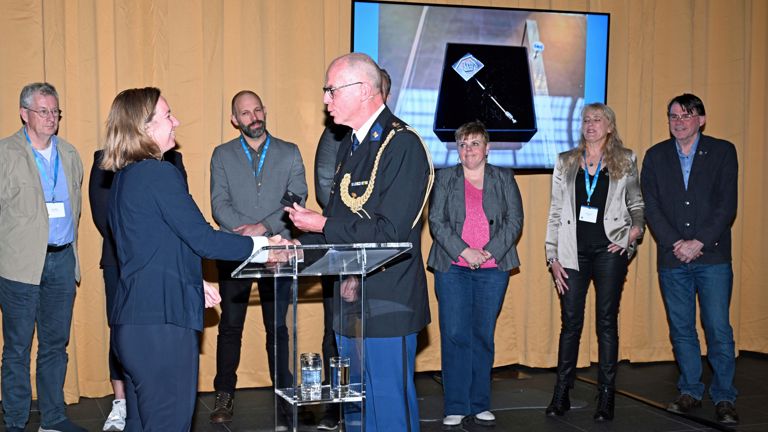 Maike Gieling wordt beëdigd als lector door de directeur van de Politieacademie