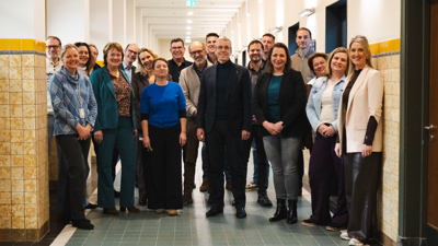 Groepsfoto van de collega's van de Politieacademie en Saxion in de hal van de Politieacademie