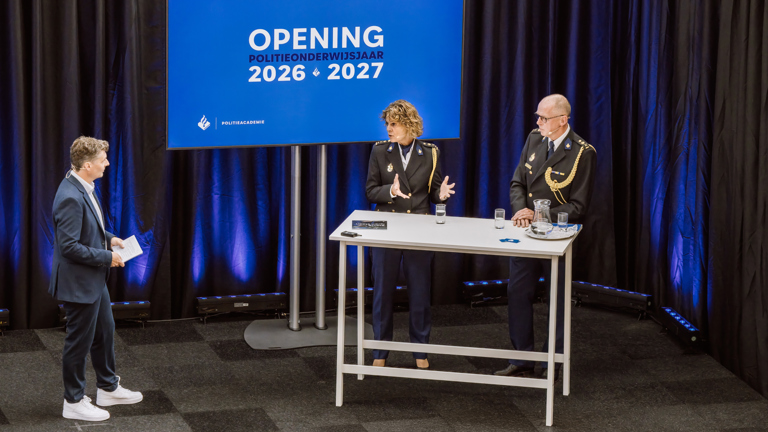 Korpschef Janny Knol en directeur Leonard Kok op het podium