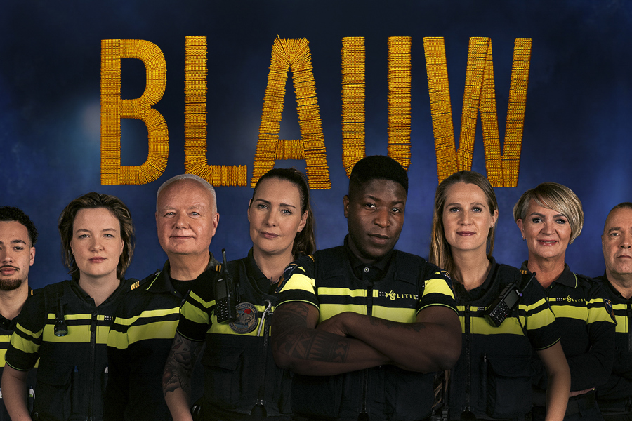 De acht hoofdpersonages van de tv-serie Blauw met tekst: BLAUW