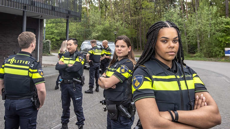 Politiestudenten in gesprek met de armen over elkaar