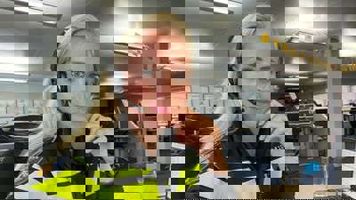 Student Jeltje aan het bureau bij Regionaal Service Centrum