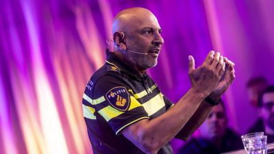 Een gepassioneerde spreker tijdens het politiedialoog