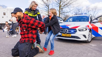Rianne arresteert zogenaamd een vader op een veiligheidsdag