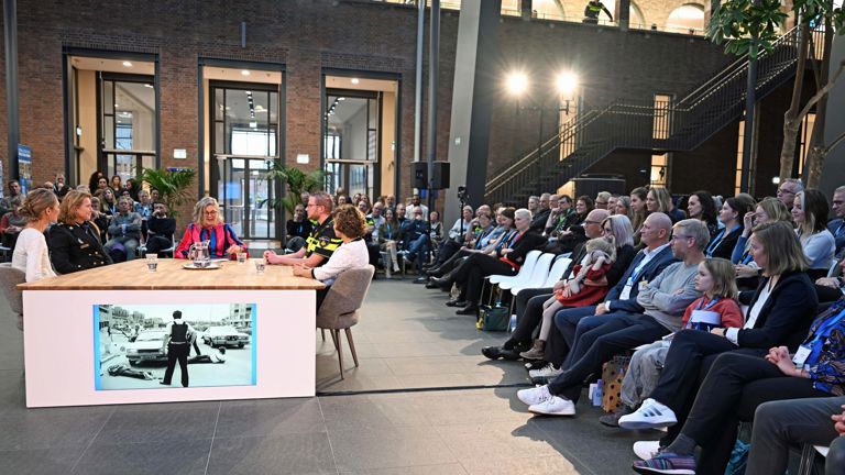 Een gesprek aan tafel bij de beëdiging van Maike Gieling