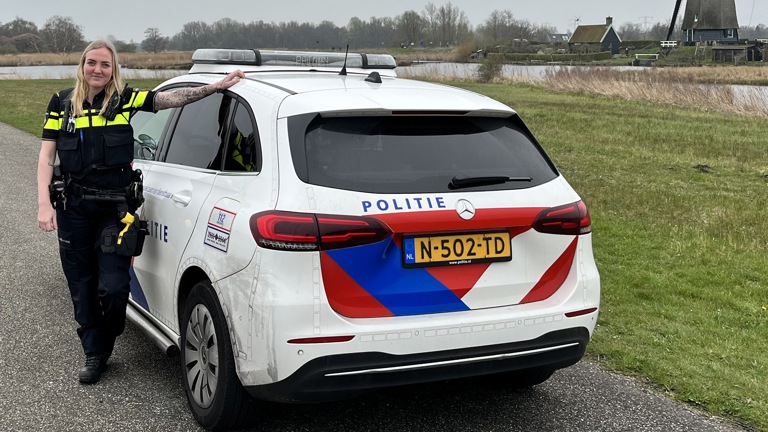 Politiestudent Nikki bij politieauto
