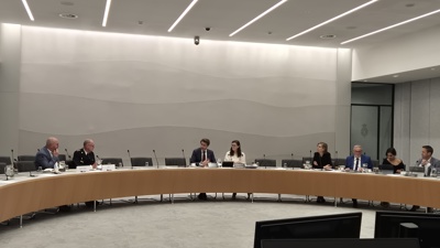 Een rondetafelgesprek in de Tweede Kamer met onder andere Leonard Kok, directeur van de Politieacademie.