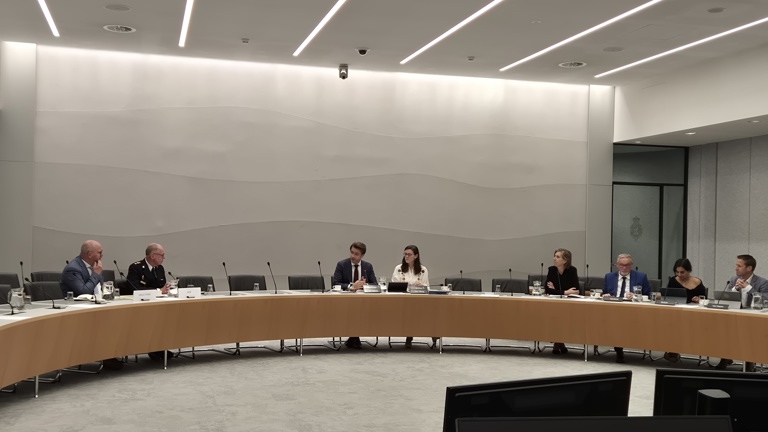 Een rondetafelgesprek in de Tweede Kamer met onder andere Leonard Kok, directeur van de Politieacademie.