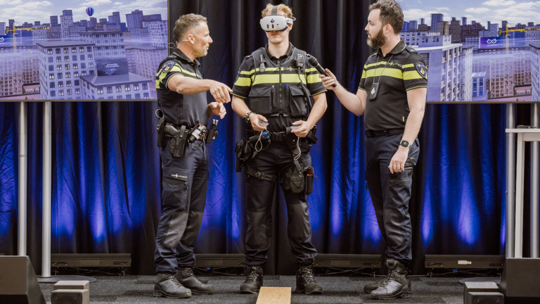 Student Wietse doet een VR training