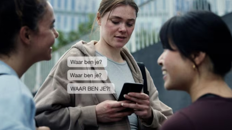 Drie vrouwen van wie één met een mobiel en de tekst: Waar ben je?
