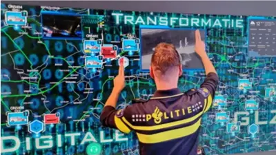 Agent voor een digitaal scherm wijzend naar de woorden digitale transformatie