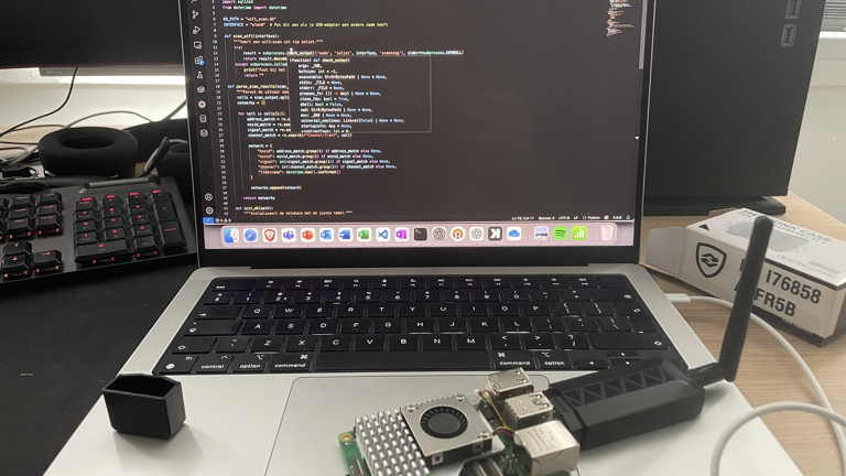 Een computer met data op het scherm en een Raspberry telefoon ernaast