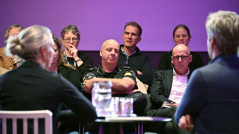 Politiedialoog met directeur Leonard Kok in de zaal