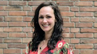 Een portretfoto waarbij Robin Kranendonk lachend in de camera kijkt.