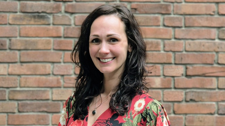 Een portretfoto waarbij Robin Kranendonk lachend in de camera kijkt.