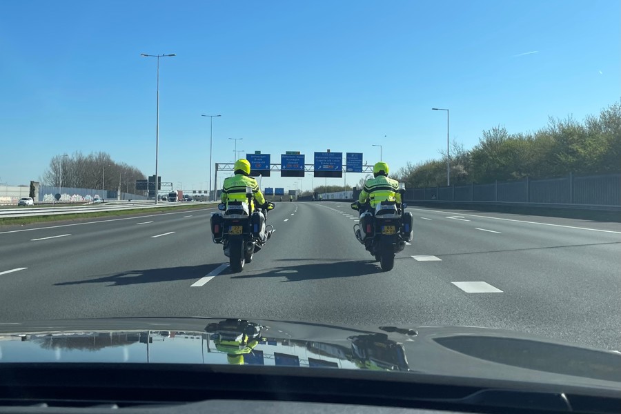 Twee politiemotoren tijdens een verkeerstechnische begeleiding op de snelweg