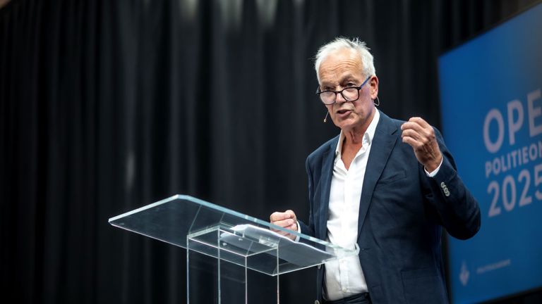 Lector Jan Nap spreekt de zaal toe