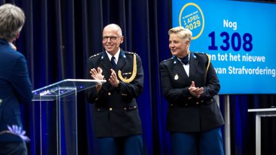 Leonard Kok en Martine Vis op het podium tijdens de opening onderwijsjaar 2025