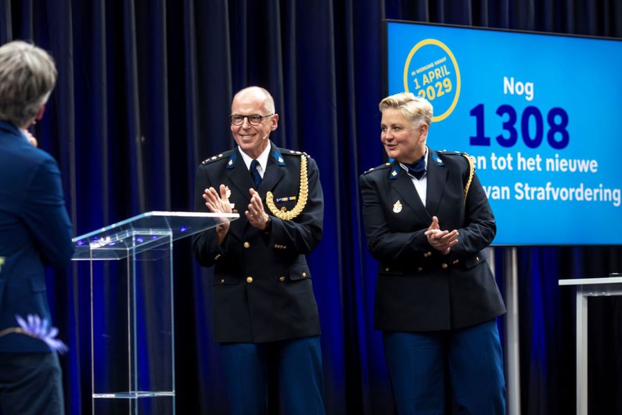 Martine Vis en Leonard Kok op een podium tijdens Opening Onderwijsjaar 2025