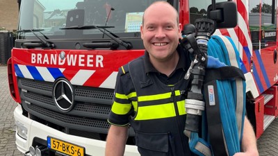 Student Leon staat voor een brandweerauto