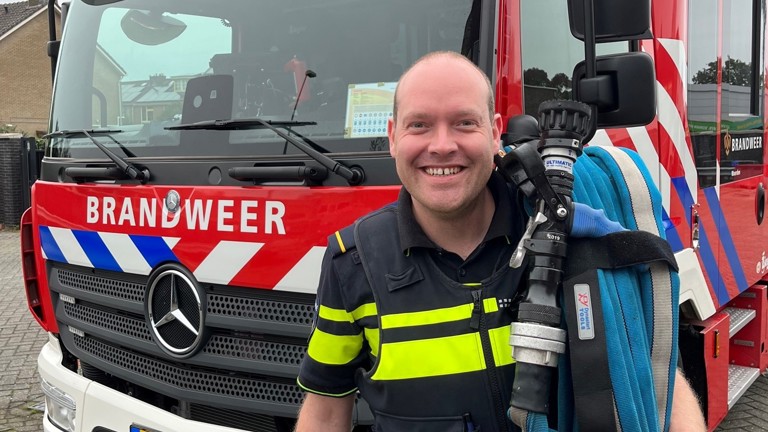 Student Leon staat voor een brandweerauto