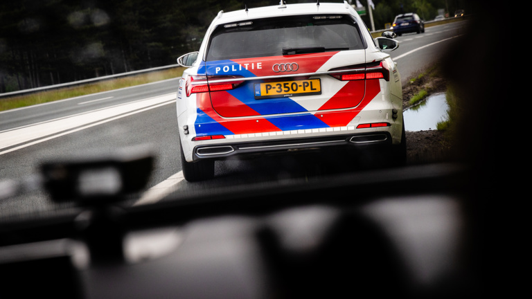 Een politieauto SIV gezien vanuit een andere auto
