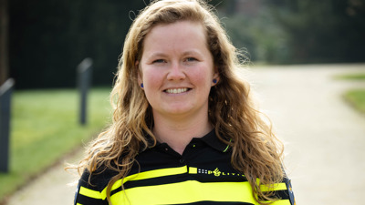Student Ragni loopt in politie-uniform