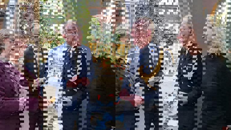 Voorzitter Vereniging Hogescholen bezoekt directeur, plaatsvervangend directeur en sectorhoofd Hoger Politieonderwijs van de Politieacademie