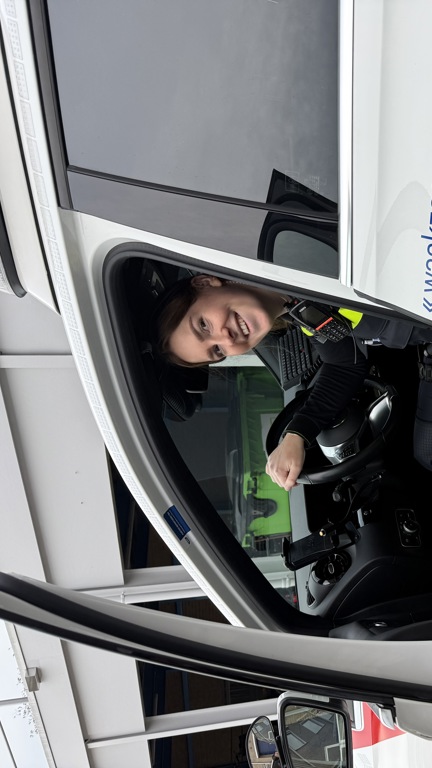 Chloë zit achter het stuur van een politieauto